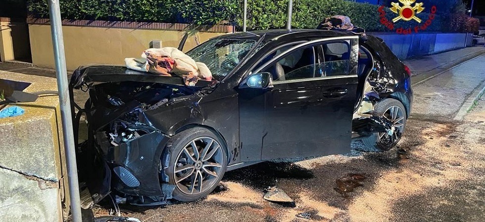 Tragedia nella notte, l’auto con a bordo tre giovani si schianta: morto un 19enne
